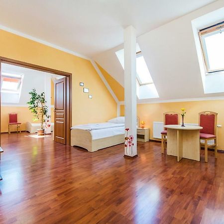 Hotel & Motorest V Udoli Zlateho Potoka Blsany المظهر الخارجي الصورة