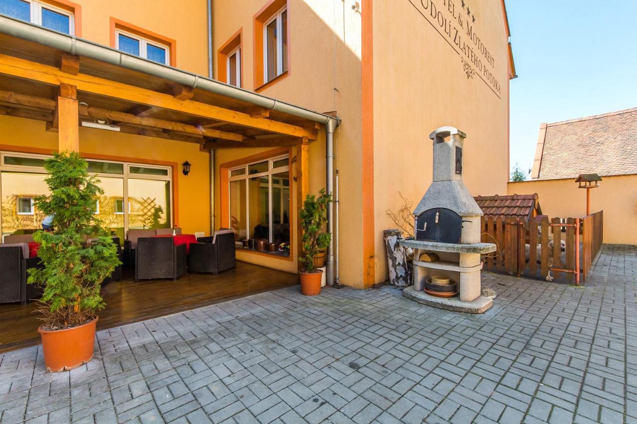 Hotel & Motorest V Udoli Zlateho Potoka Blsany المظهر الخارجي الصورة