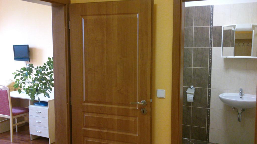 Hotel & Motorest V Udoli Zlateho Potoka Blsany الغرفة الصورة