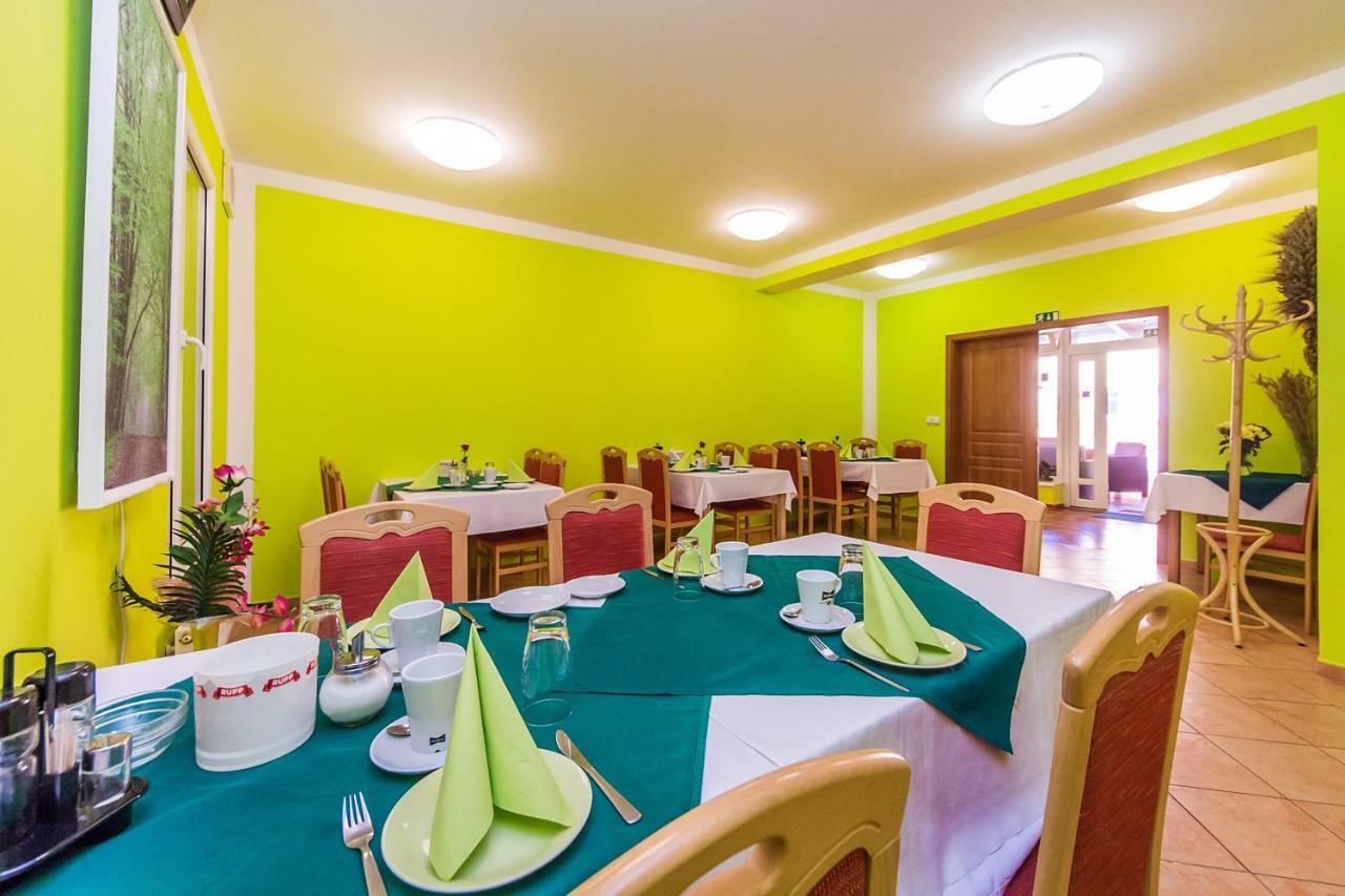 Hotel & Motorest V Udoli Zlateho Potoka Blsany المظهر الخارجي الصورة