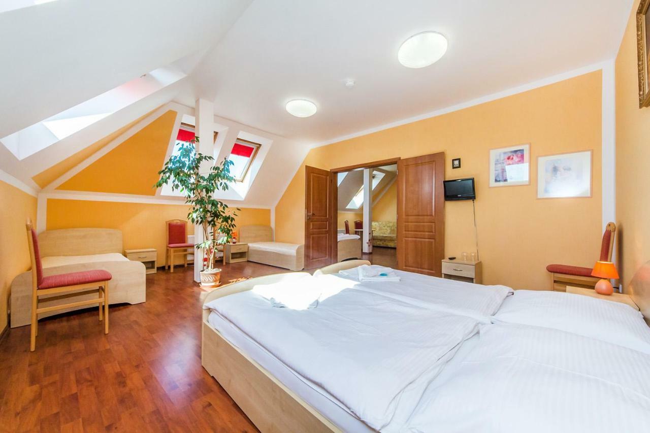 Hotel & Motorest V Udoli Zlateho Potoka Blsany المظهر الخارجي الصورة