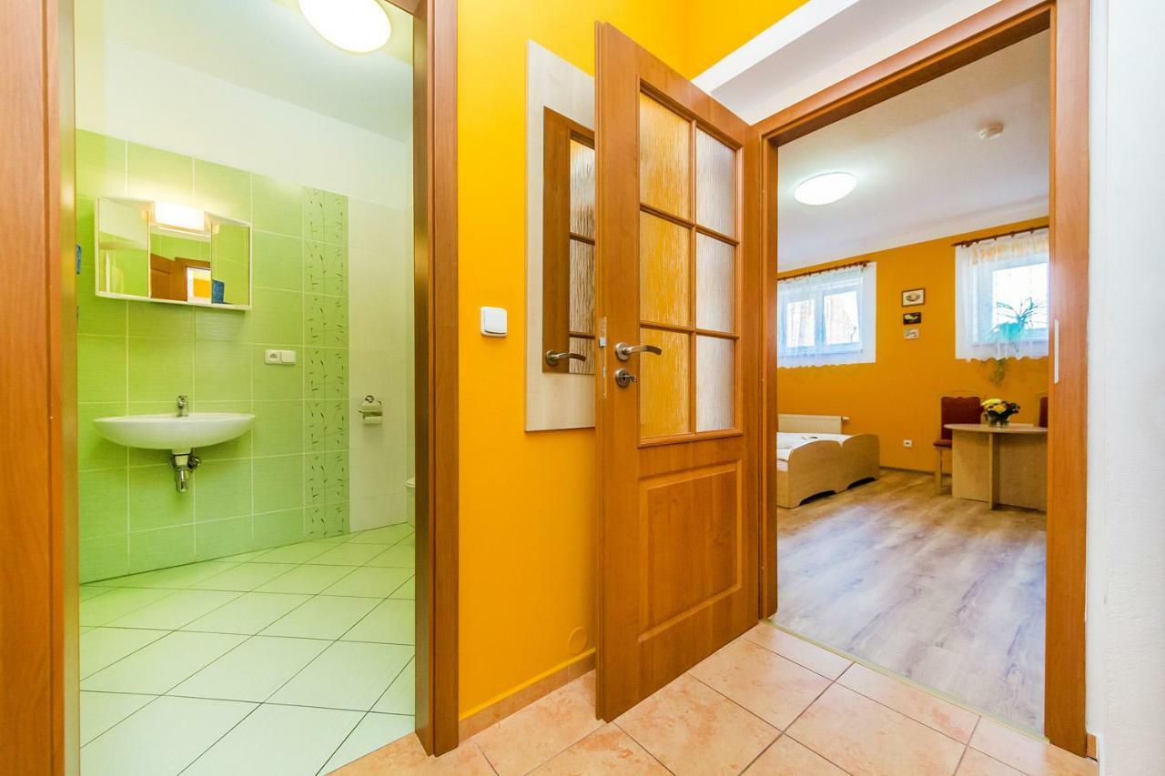 Hotel & Motorest V Udoli Zlateho Potoka Blsany المظهر الخارجي الصورة